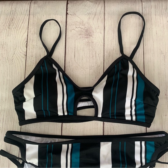 Cupshe Two Piece Swimsuit Striped Women’s US Small NEW - Picture 2 of 10